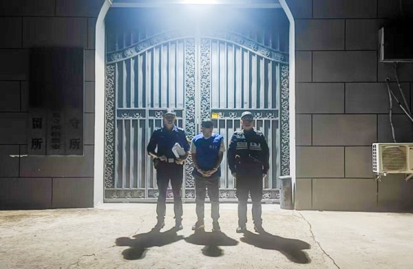 慧眼智行 小偷入室盗窃见监控捂口鼻遮掩 “现代版掩耳盗铃”令人啼笑皆非